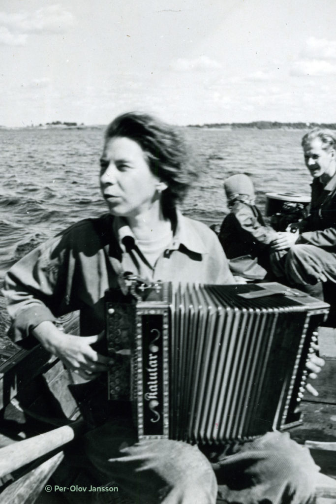 Tove Janssonin elämässä musiikilla oli tärkeä rooli ja hän kirjoitti myös laulutekstejä.