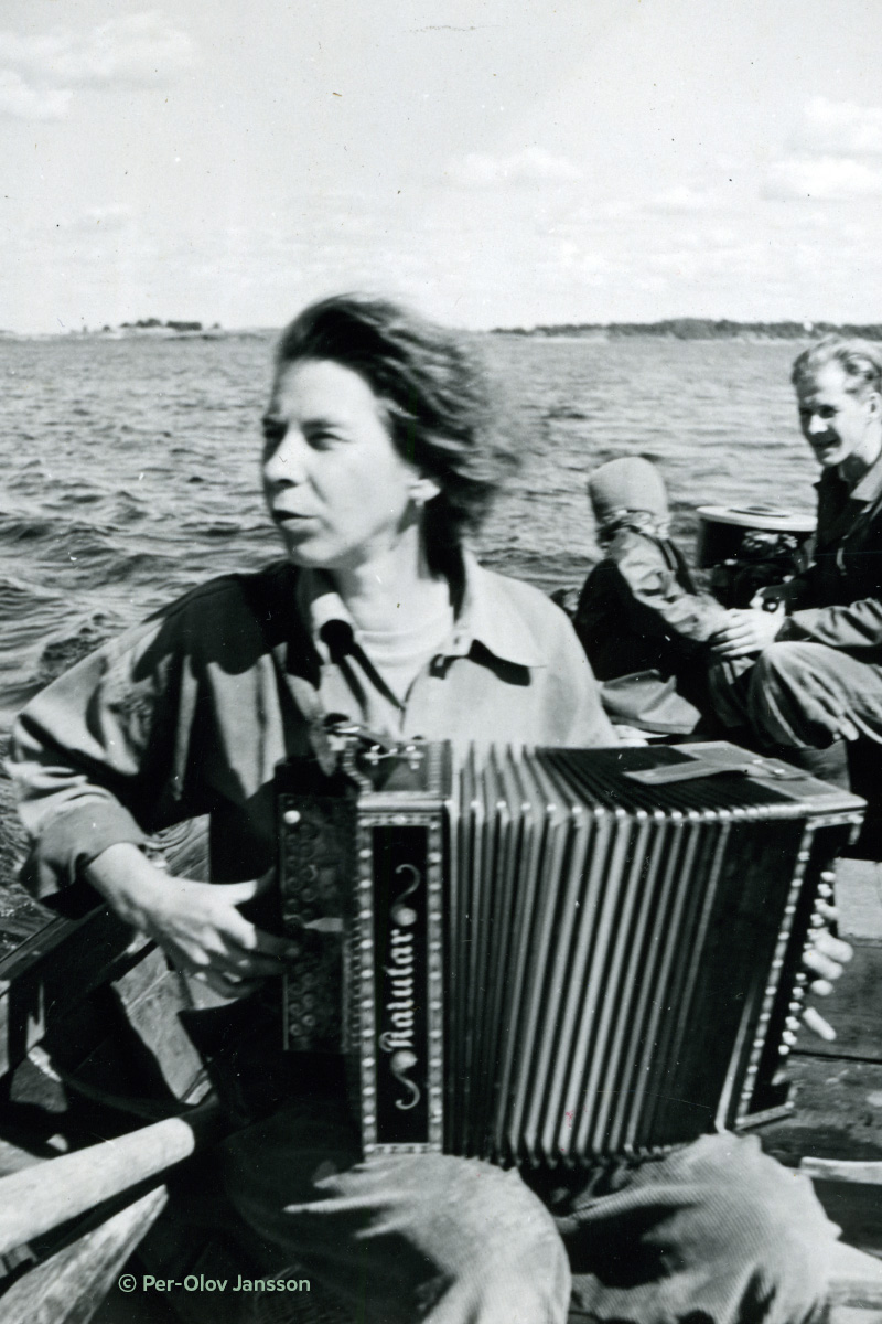 Tove Jansson playing the accordion. Photo: Per-Olov Jansson.
