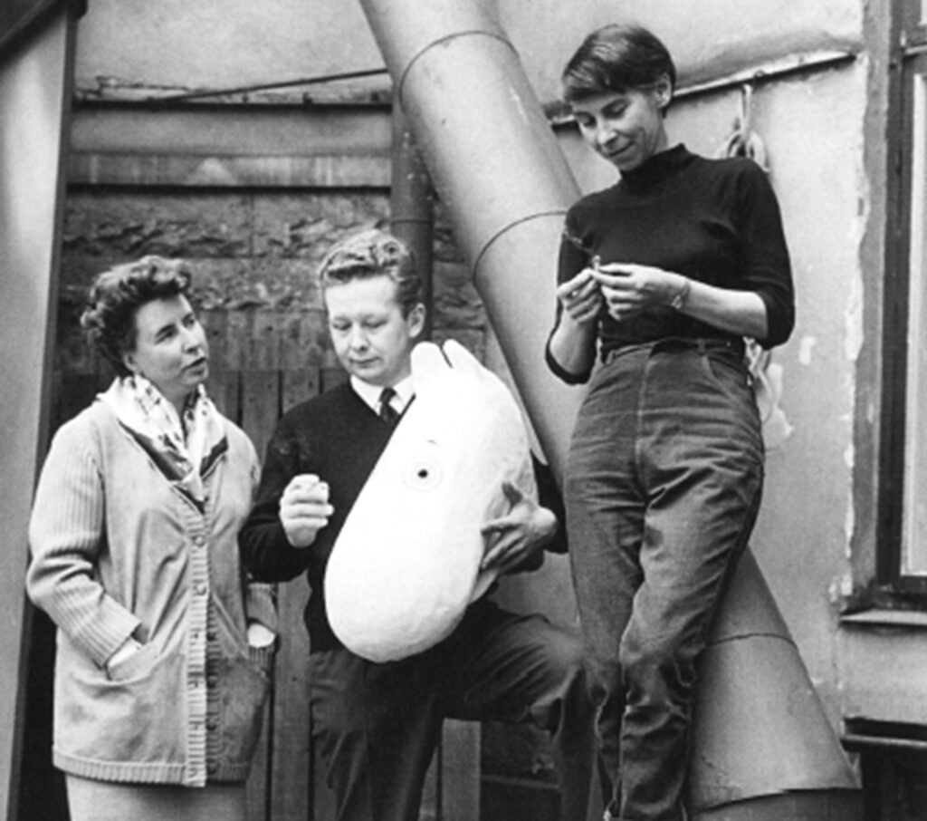 Vivica Bandler, Lasse Pöysti och Tove Jansson i samband med Lilla Teaterns muminpjäs Troll i kulisserna 1958.